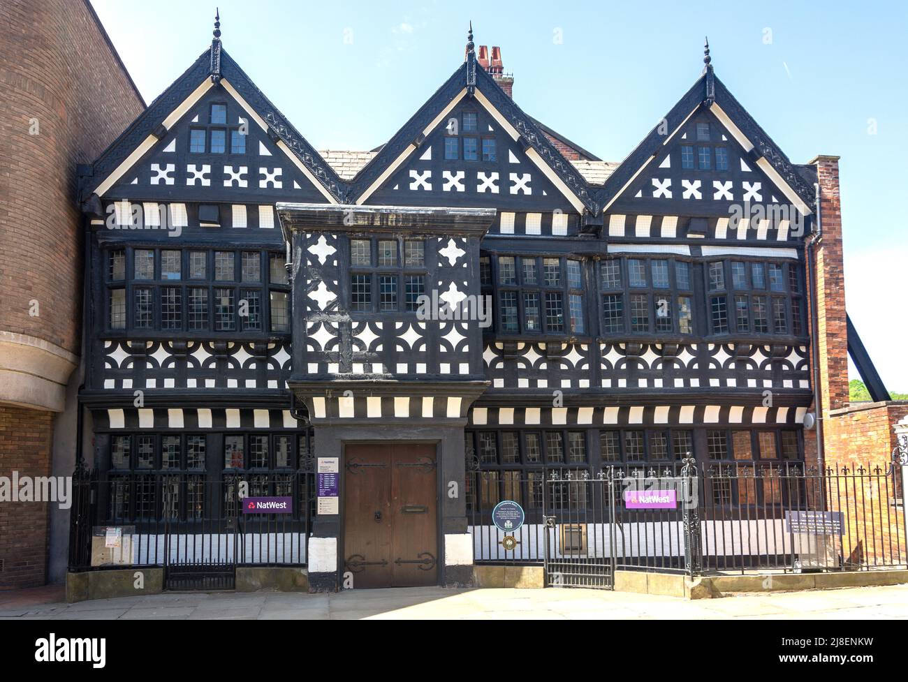 16th Century Underbank Hall (NatWest Bank), Great Underbank, Stockport, Greater Manchester, Inghilterra, Regno Unito Foto Stock