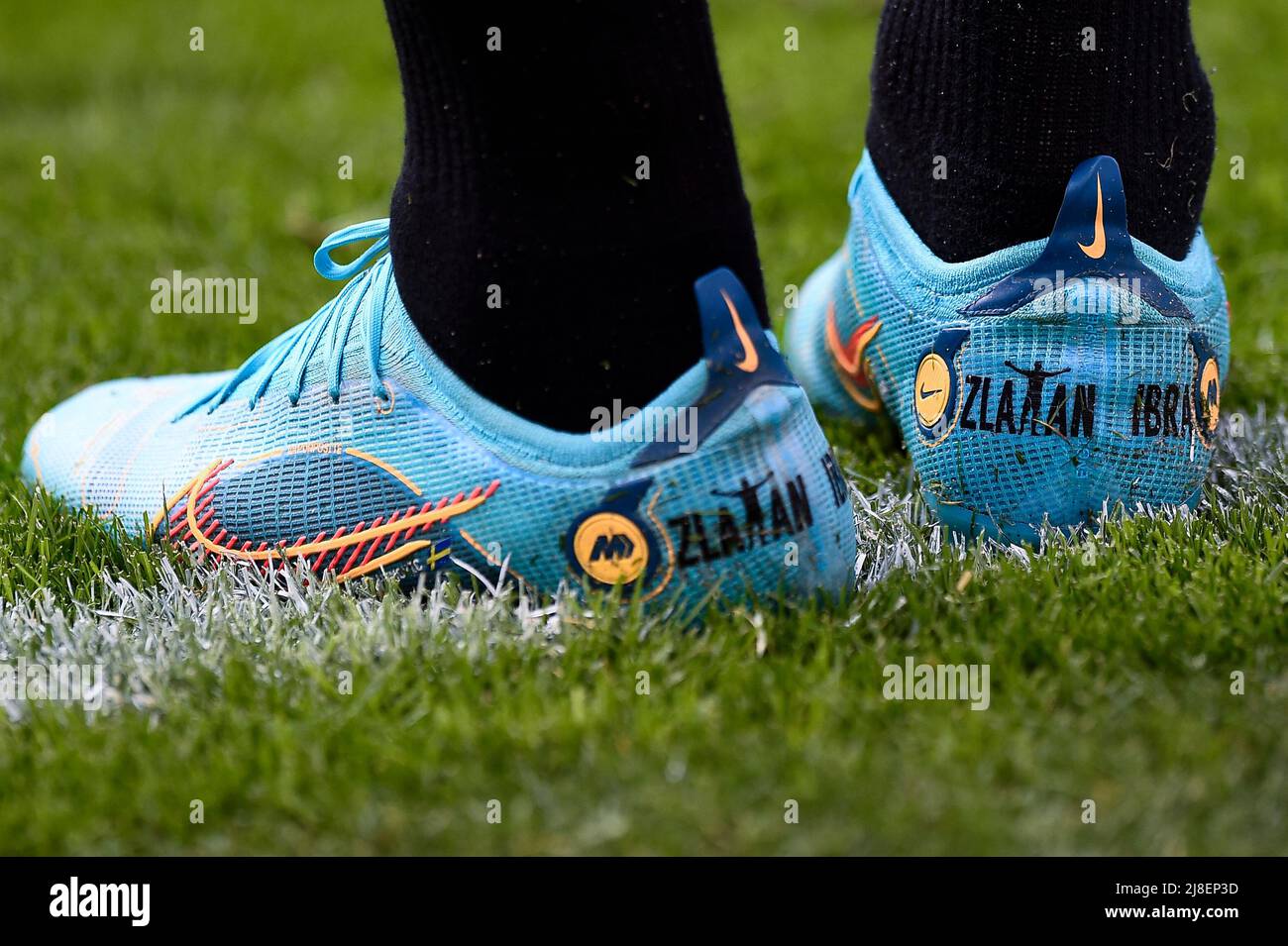 Milano, Italia. 15 maggio 2022. Le scarpe da calcio di Zlatan Ibrahimovic di  AC Milan sono viste durante il riscaldamento prima della Serie A partita di  calcio tra AC Milan e Atalanta
