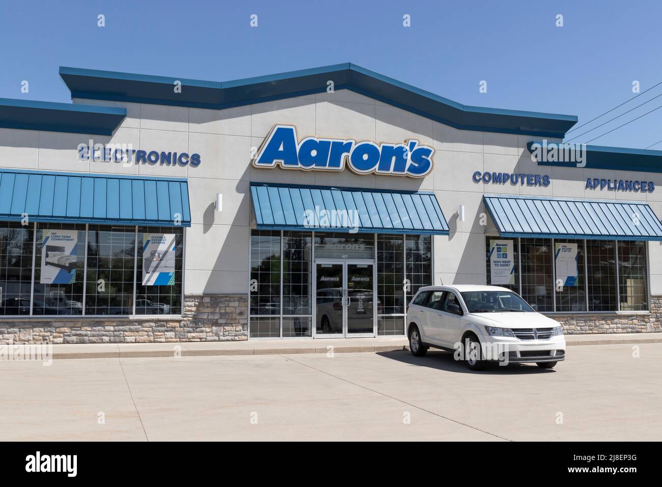 Kendallville - Circa Maggio 2022: Aaron's Rent al proprio negozio al dettaglio. Aaron's permette alle persone di noleggiare elettronica e mobili con un'opzione di acquisto. Foto Stock