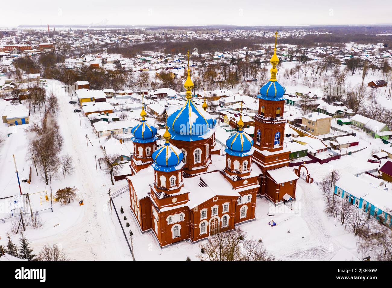 Paesaggio urbano di Petrovsk con Cattedrale di intercessione della Vergine Santa in inverno Foto Stock