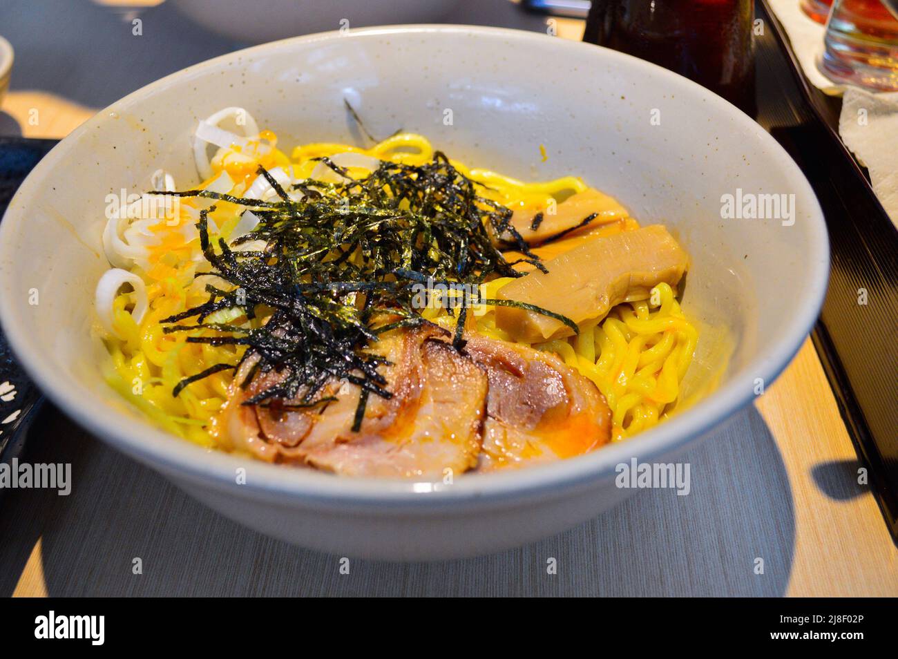 Una ciotola di ramen tonkotsu giapponese (zuppa di noodle) con le alghe e il maiale (tonkotsu) Foto Stock