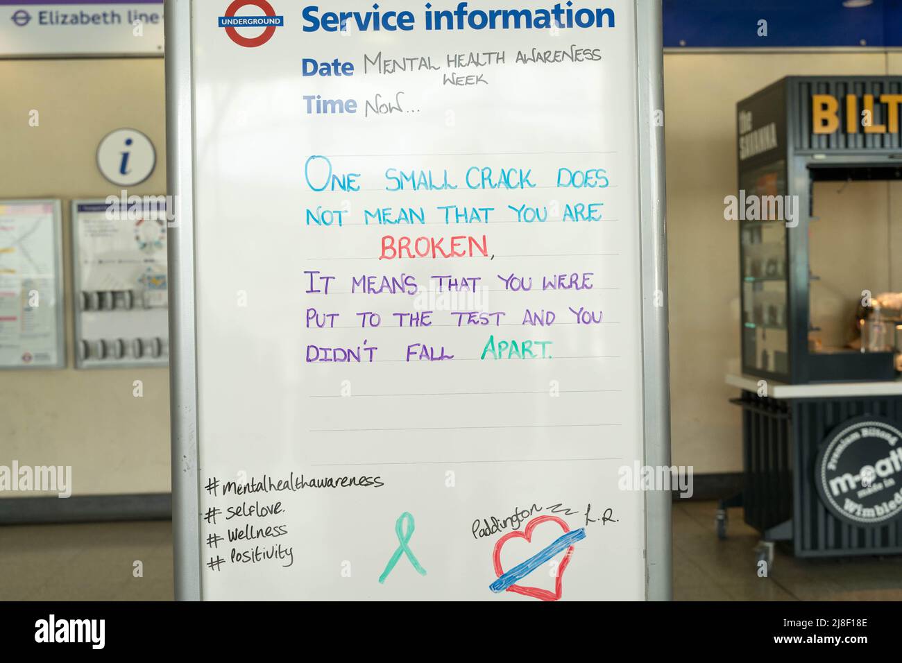 Una bacheca informativa di servizio presso una stazione della metropolitana di Londra mostra un messaggio che promuove la settimana della consapevolezza sulla salute mentale, impegno pubblico a Londra nel Regno Unito Foto Stock