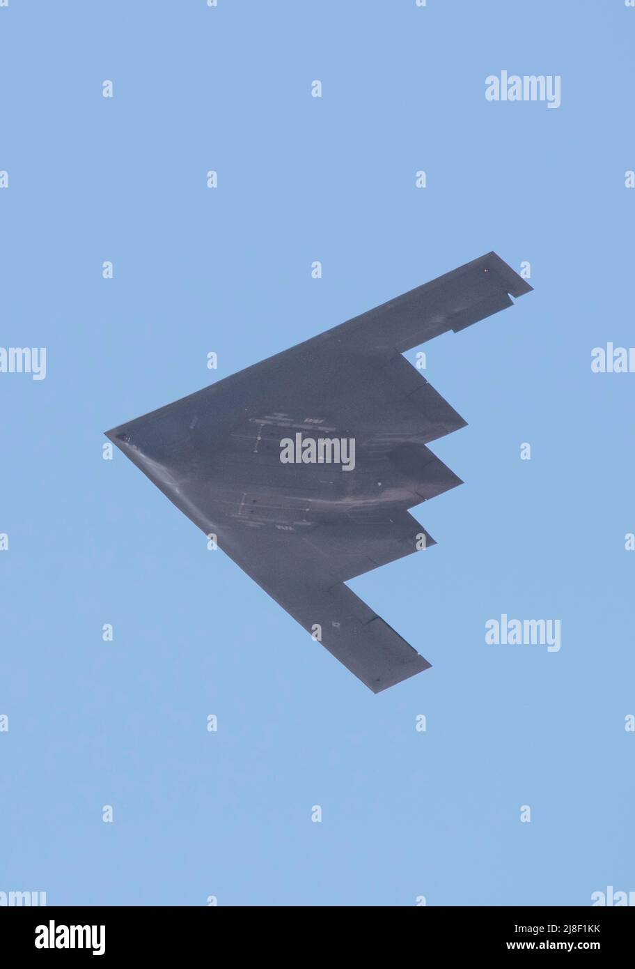 Uno Spirito dell'aeronautica degli Stati Uniti B-2 esegue un volo-da durante Wings sopra Solano alla base dell'aeronautica di Travis, California, 14 maggio 2022. L'evento della durata di due giorni ha visto le esibizioni del team paracadute Wings of Blue, del Team Travis Parade of Heavies, del F-16 Fighting Falcon e del F-35A Lightning II Demonstration Team, oltre a esibizioni statiche. (STATI UNITI Air Force foto di Heide Couch) Foto Stock