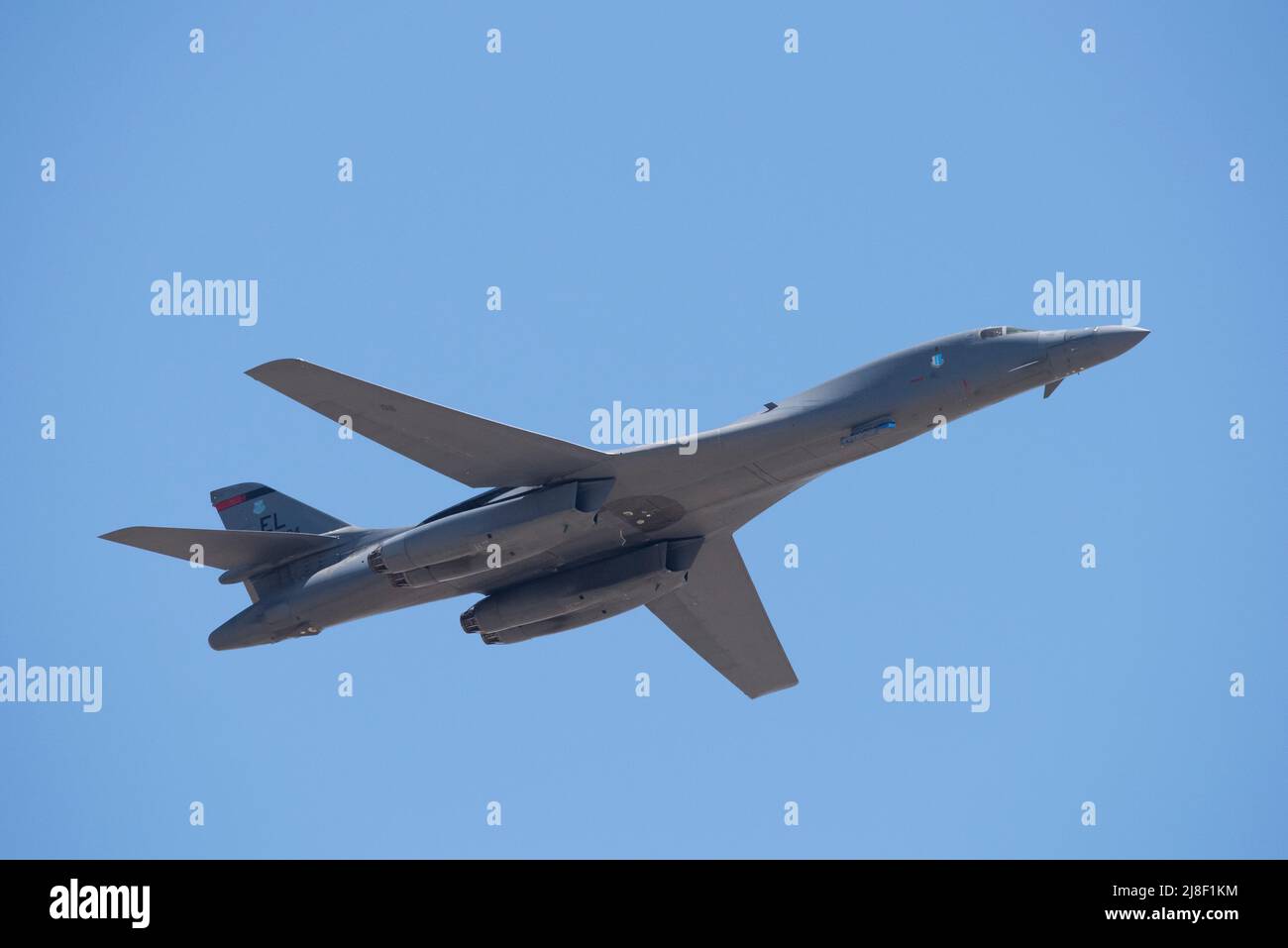Uno Spirito dell'aeronautica degli Stati Uniti B-2 esegue un volo-da durante Wings sopra Solano alla base dell'aeronautica di Travis, California, 14 maggio 2022. L'evento della durata di due giorni ha visto le esibizioni del team paracadute Wings of Blue, del Team Travis Parade of Heavies, del F-16 Fighting Falcon e del F-35A Lightning II Demonstration Team, oltre a esibizioni statiche. (STATI UNITI Air Force foto di Heide Couch) Foto Stock