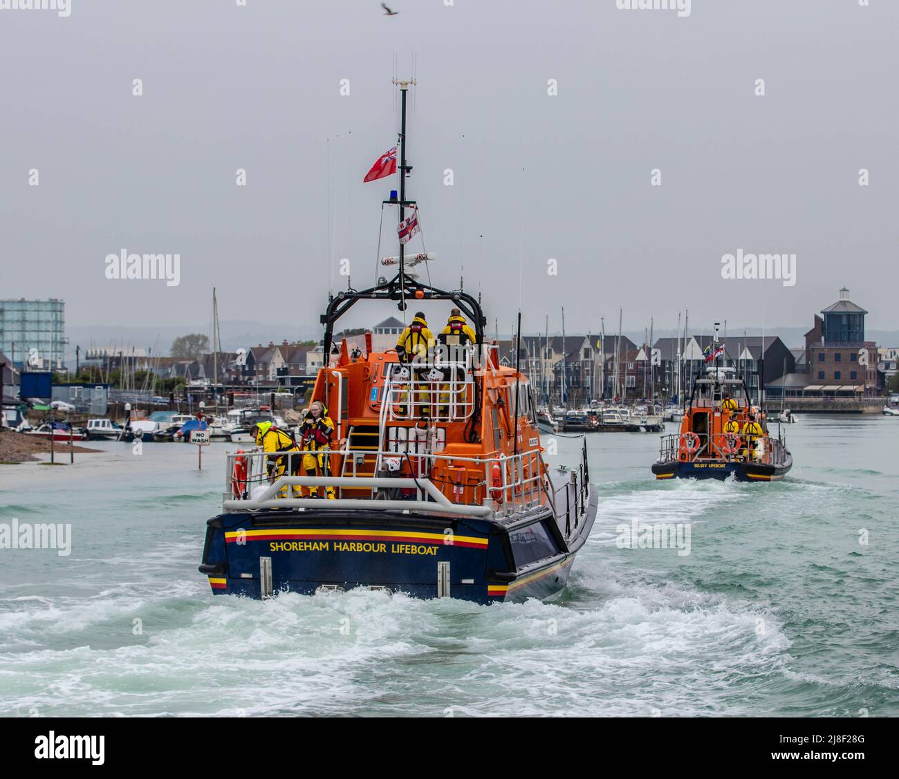 Le scialuppe di salvataggio di Shoreham, Selsey e Littlehampton RNLI si incontrano al porto di Littlehampton durante un esercizio congiunto e un impegno pubblico. Foto Stock