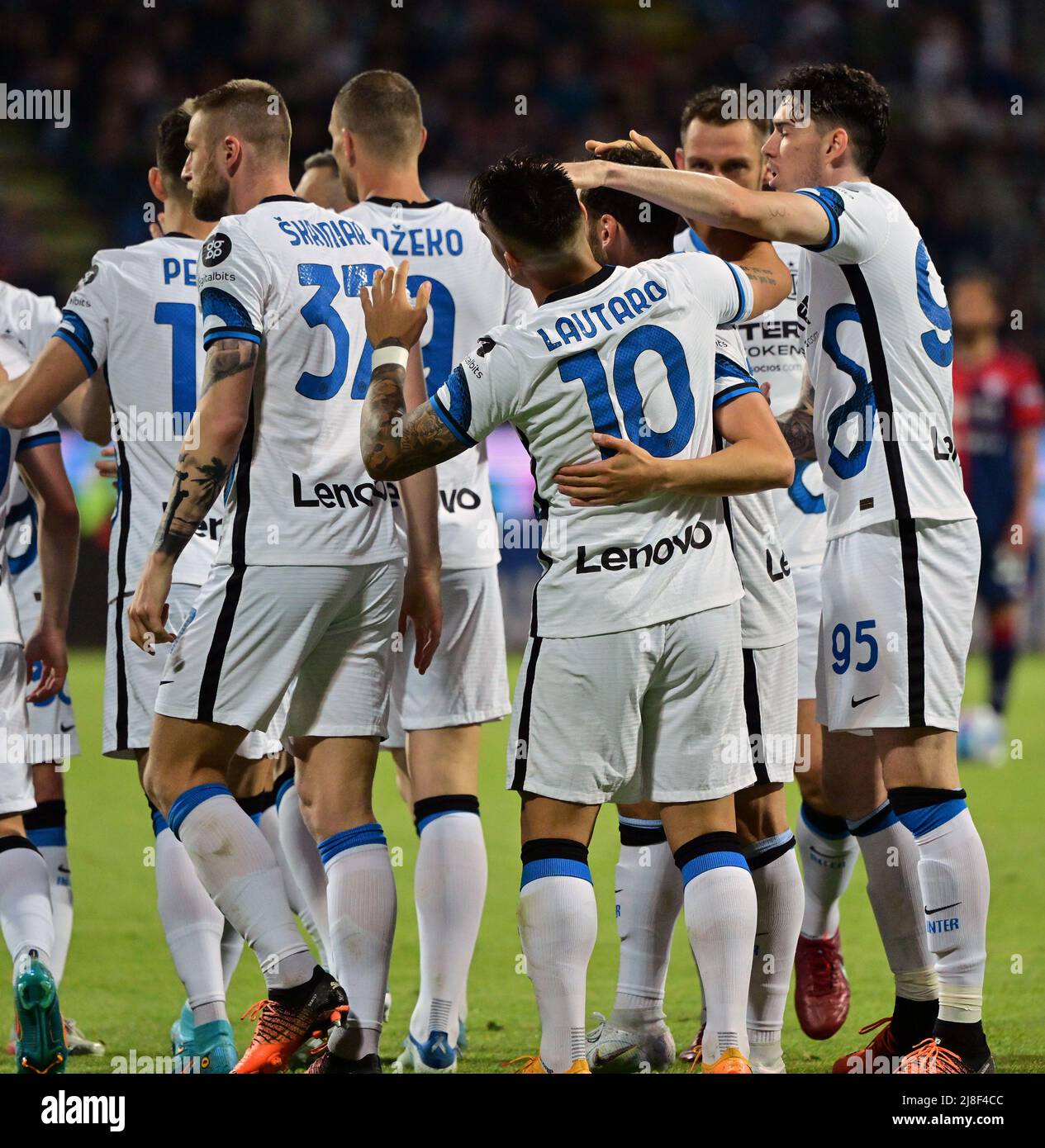 Cagliari, Italia. 15th maggio 2022. Lautaro Martinez di FC Inter festeggia il suo primo gol con i suoi compagni di squadra durante una partita di calcio della Serie A tra FC Inter e Cagliari a Cagliari, Italia, il 15 maggio 2022. Credit: Str/Xinhua/Alamy Live News Foto Stock