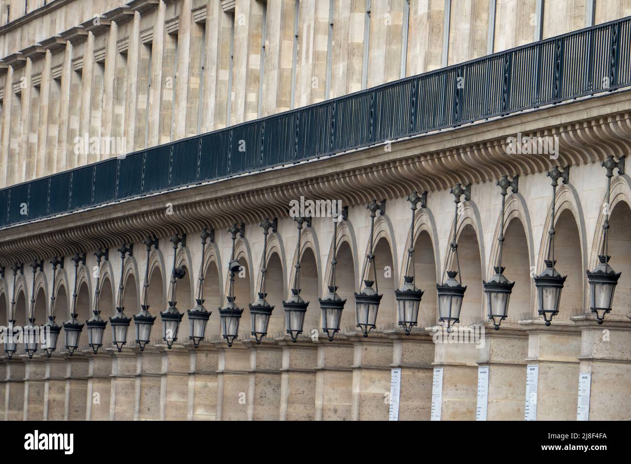 Vista prospettica delle Lanterne sulla facciata del vecchio edificio di Parigi Foto Stock