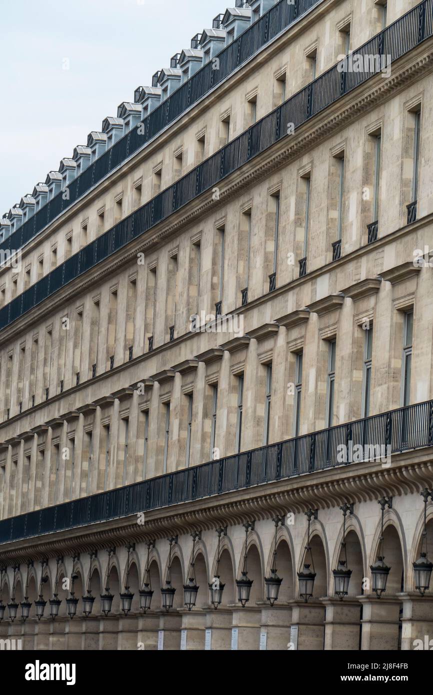 Vista prospettica delle Lanterne sulla facciata del vecchio edificio di Parigi Foto Stock