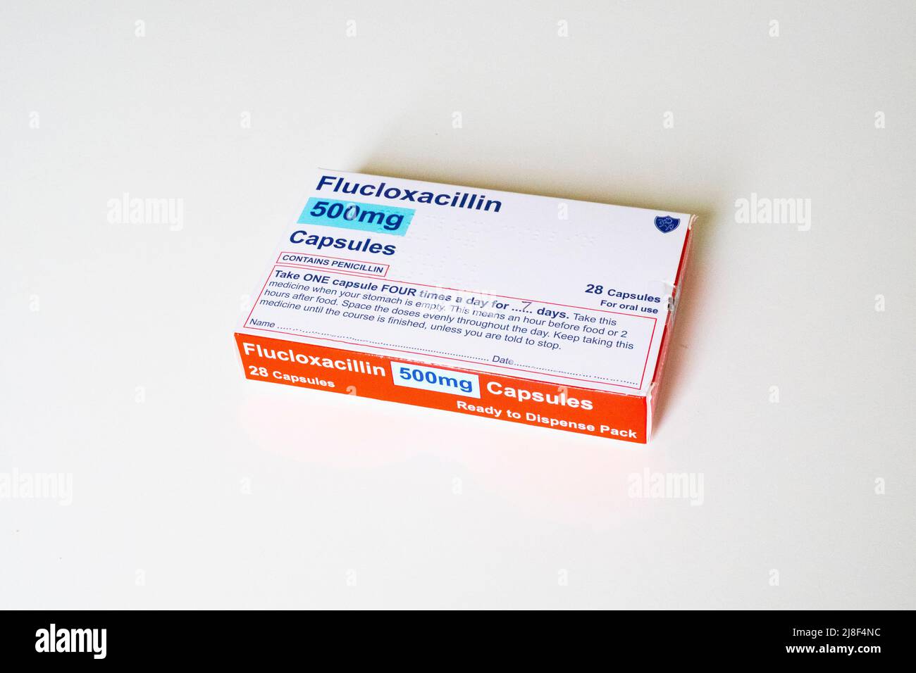Una scatola di 28 500mg capsule di flucloxacillina che contiene penicillina per il trattamento delle infezioni Foto Stock
