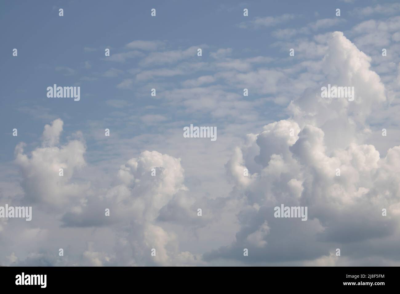 Spettacolari strati di cielo blu e nubi di columbus nimbus Foto Stock