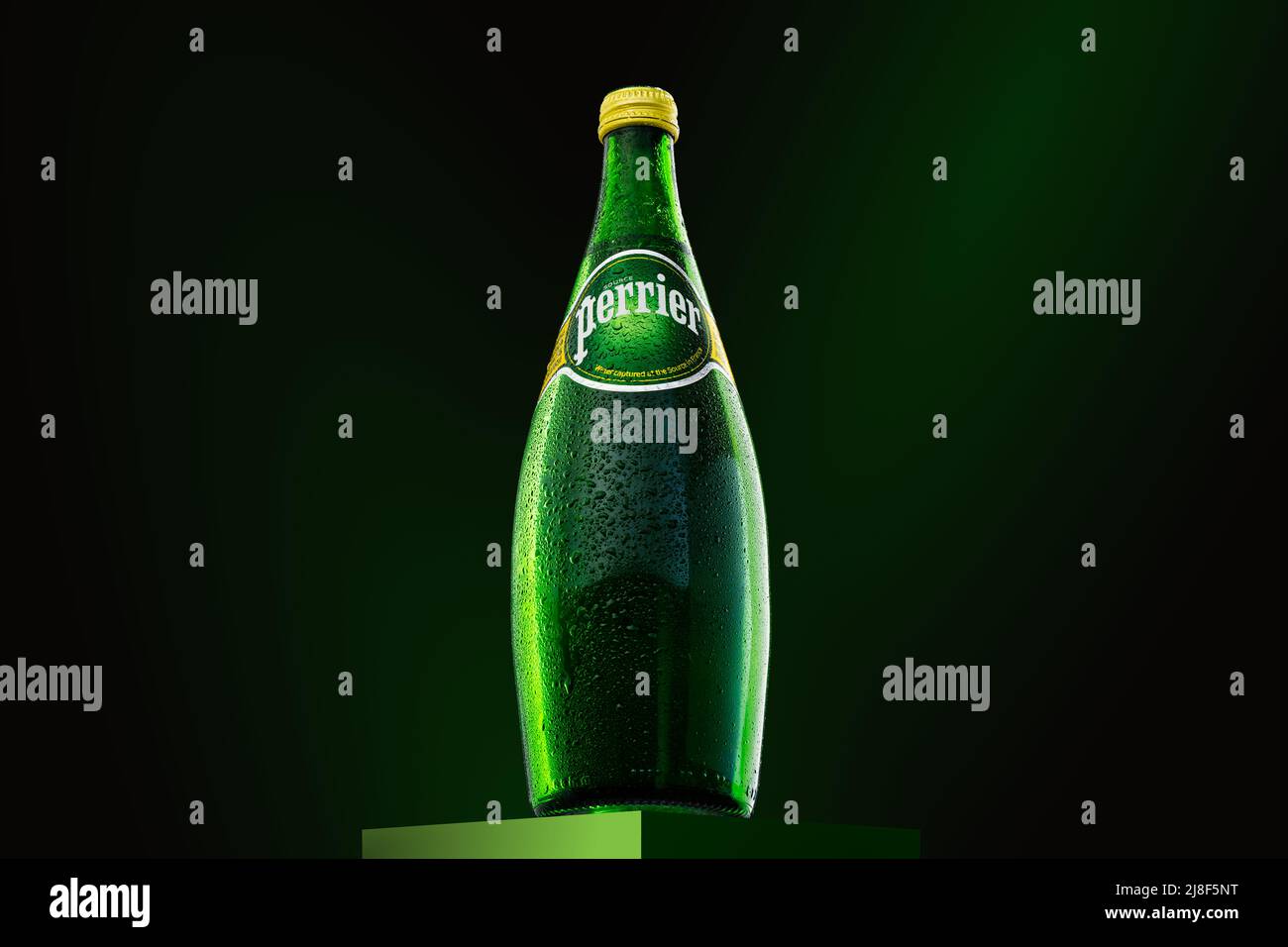 Bottiglia di acqua frizzante Cold Perrier. Marca francese di acqua minerale naturale in bottiglia Perrier. Tallinn, Estonia, May2022. Foto Stock