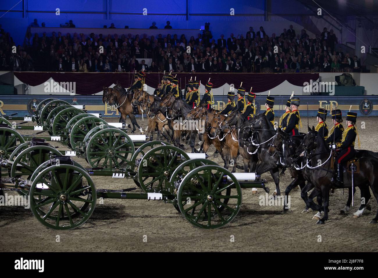 Windsor, Berkshire, Regno Unito. 15th maggio 2022. La truppa del re Royal Horse Artillery Ride. La folla è stata entusiasta di assistere alla celebrazione del Giubileo del platino questa sera alla presenza della regina Elisabetta II L'evento teatrale ha coinvolto 500 cavalli, la band dei Royal Marines e 1.300 artisti provenienti da tutto il Commonwealth e dal mondo. Credit: Maureen McLean/Alamy Live News Foto Stock