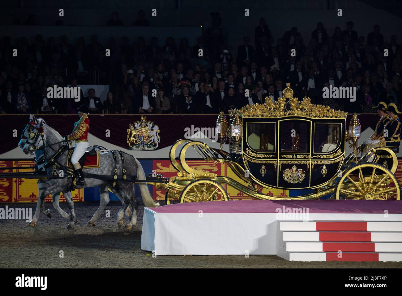 Windsor, Berkshire, Regno Unito. 15th maggio 2022. Royal state Coaches. La folla è stata entusiasta di assistere alla celebrazione del Giubileo del platino questa sera alla presenza della regina Elisabetta II L'evento teatrale ha coinvolto 500 cavalli, la band dei Royal Marines e 1.300 artisti provenienti da tutto il Commonwealth e dal mondo. Credit: Maureen McLean/Alamy Live News Foto Stock