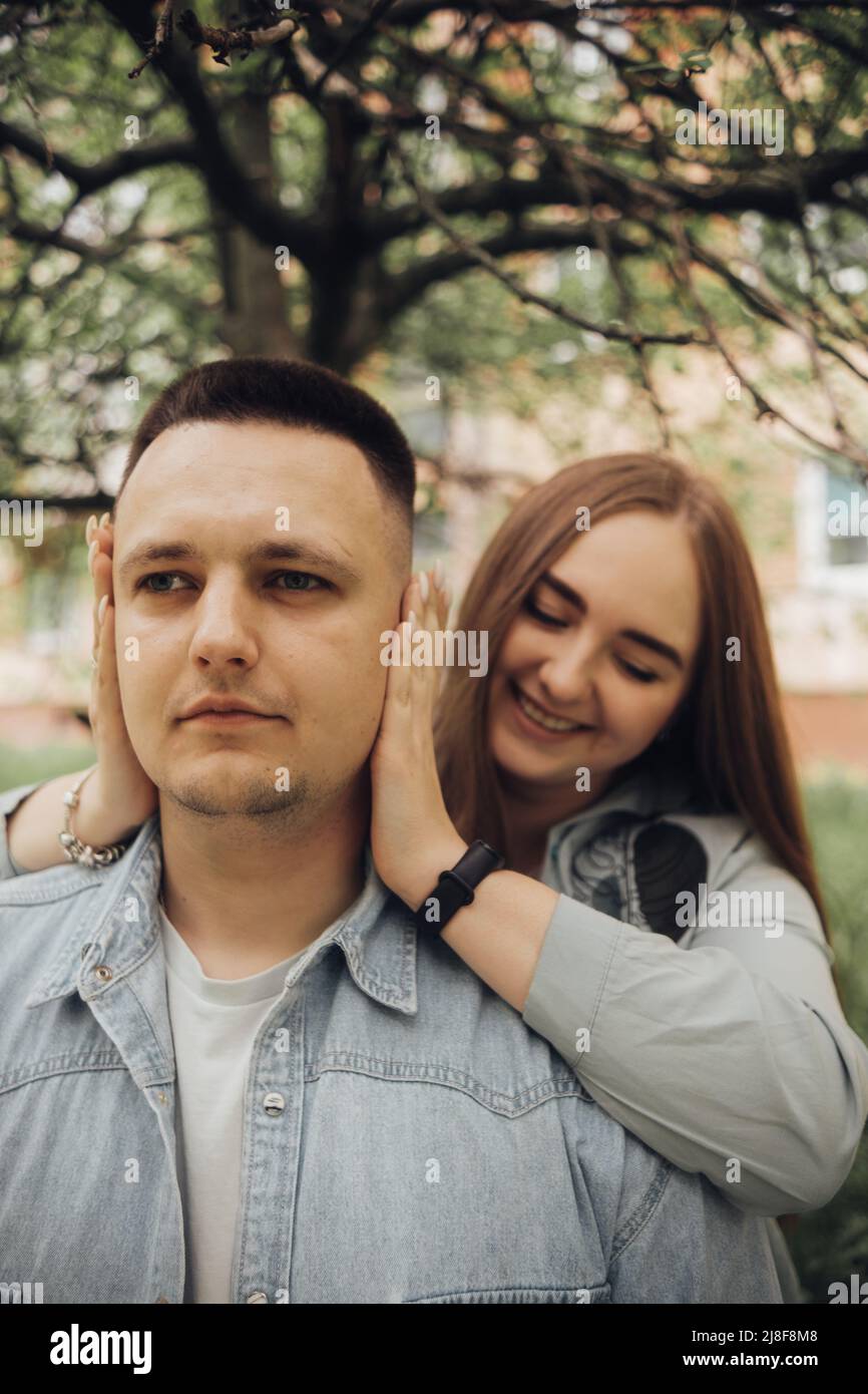 una coppia che ama camminare nel parco ucraino e nella città Foto Stock