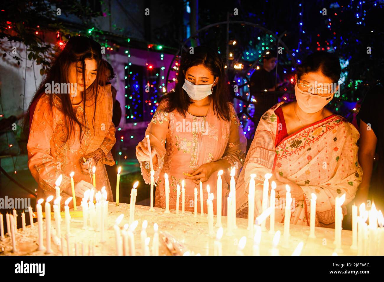 I buddisti pregano e illuminano le candele in un tempio a Dhaka su Buddha  Purnima. I membri della comunità buddista in Bangladesh hanno celebrato  Buddha Purnima, il più grande festival religioso della