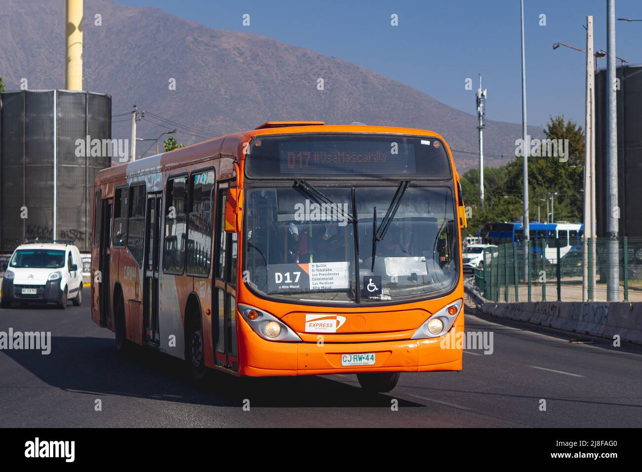 Santiago, Cile - Dicembre 2021: Un Transantiago, o Metropolitana Rossa di Movilidad, autobus a Santiago Foto Stock