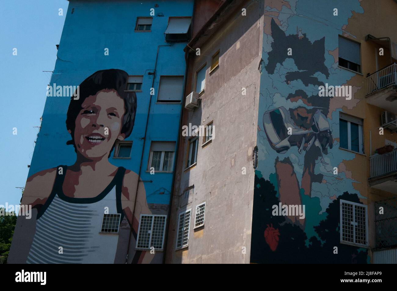 Roma, Italia. 11th maggio 2022. Un murale dedicato ad Alfredino Rampi, immagini della creazione del nuovo murale nel quartiere romano della Garbatella. Sulla facciata dell'edificio il volto sorridente del ragazzino che cadde un pozzo vicino a Frascati nel 1981 e morì il 11 maggio 2022 a Roma. (Credit Image: © Andrea Ronchini/Pacific Press via ZUMA Press Wire) Foto Stock