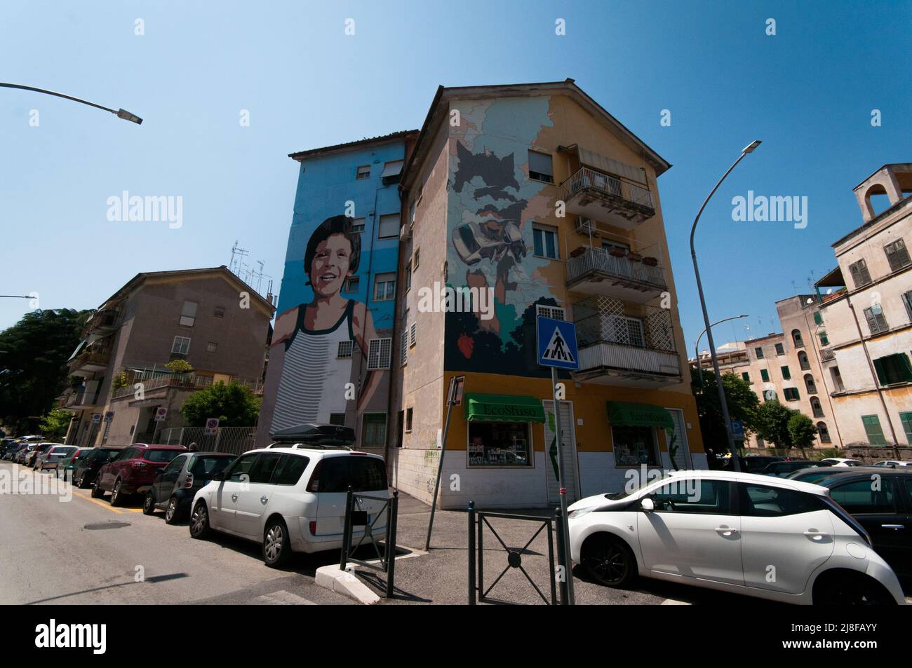 Roma, Italia. 11th maggio 2022. Un murale dedicato ad Alfredino Rampi, immagini della creazione del nuovo murale nel quartiere romano della Garbatella. Sulla facciata dell'edificio il volto sorridente del ragazzino che cadde un pozzo vicino a Frascati nel 1981 e morì il 11 maggio 2022 a Roma. (Credit Image: © Andrea Ronchini/Pacific Press via ZUMA Press Wire) Foto Stock