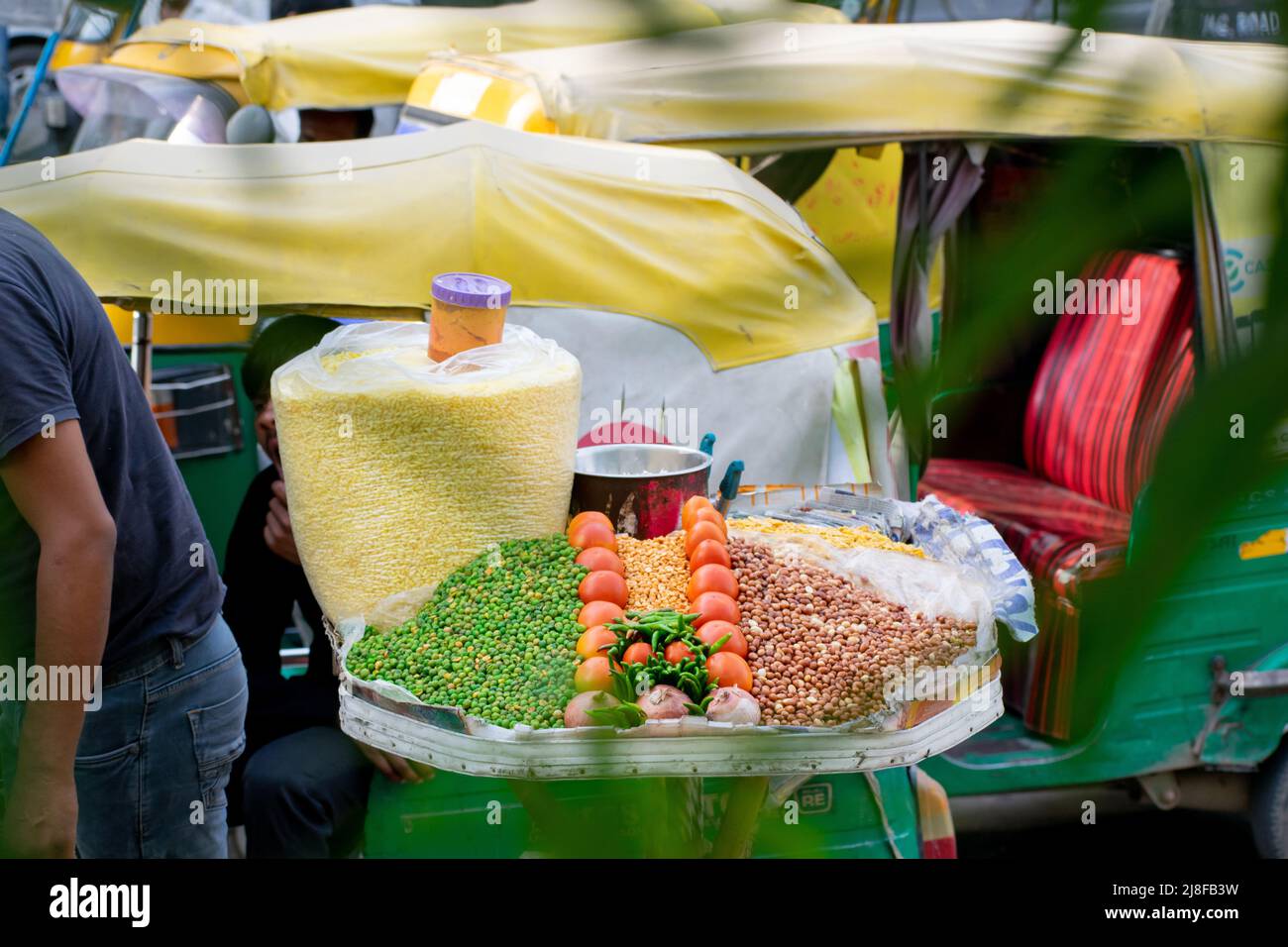 Cibo di strada indiano in luogo pubblico. Foto Stock