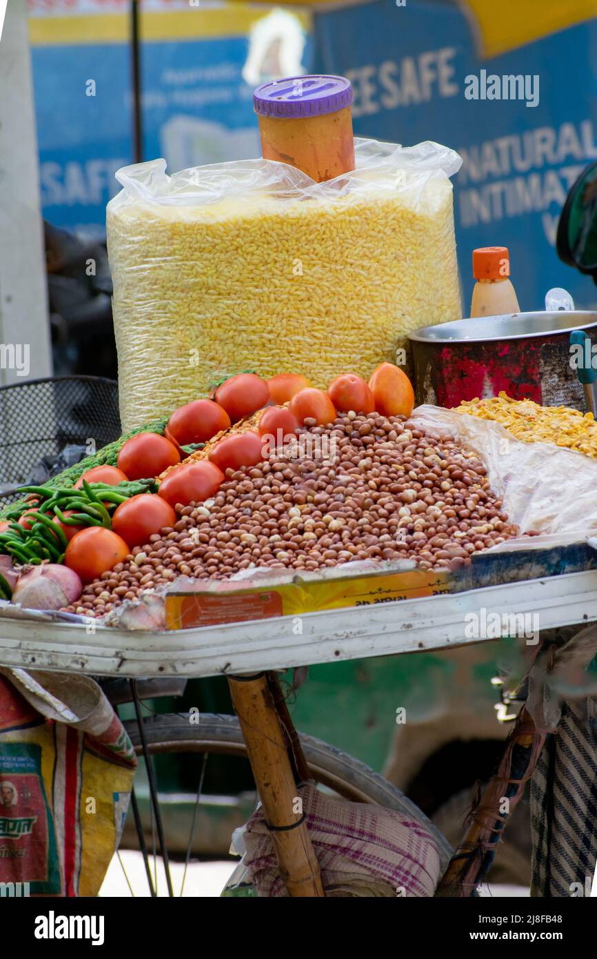 Cibo di strada indiano in luogo pubblico. Foto Stock