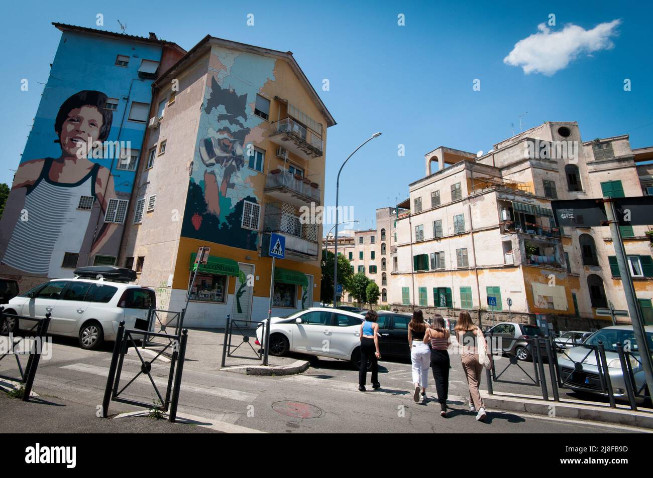 Roma, Italia. 11th maggio 2022. Un murale dedicato ad Alfredino Rampi, immagini della creazione del nuovo murale nel quartiere romano della Garbatella. Sulla facciata dell'edificio il volto sorridente del ragazzino che cadde un pozzo vicino a Frascati nel 1981 e morì il 11 maggio 2022 a Roma. (Credit Image: © Andrea Ronchini/Pacific Press via ZUMA Press Wire) Foto Stock