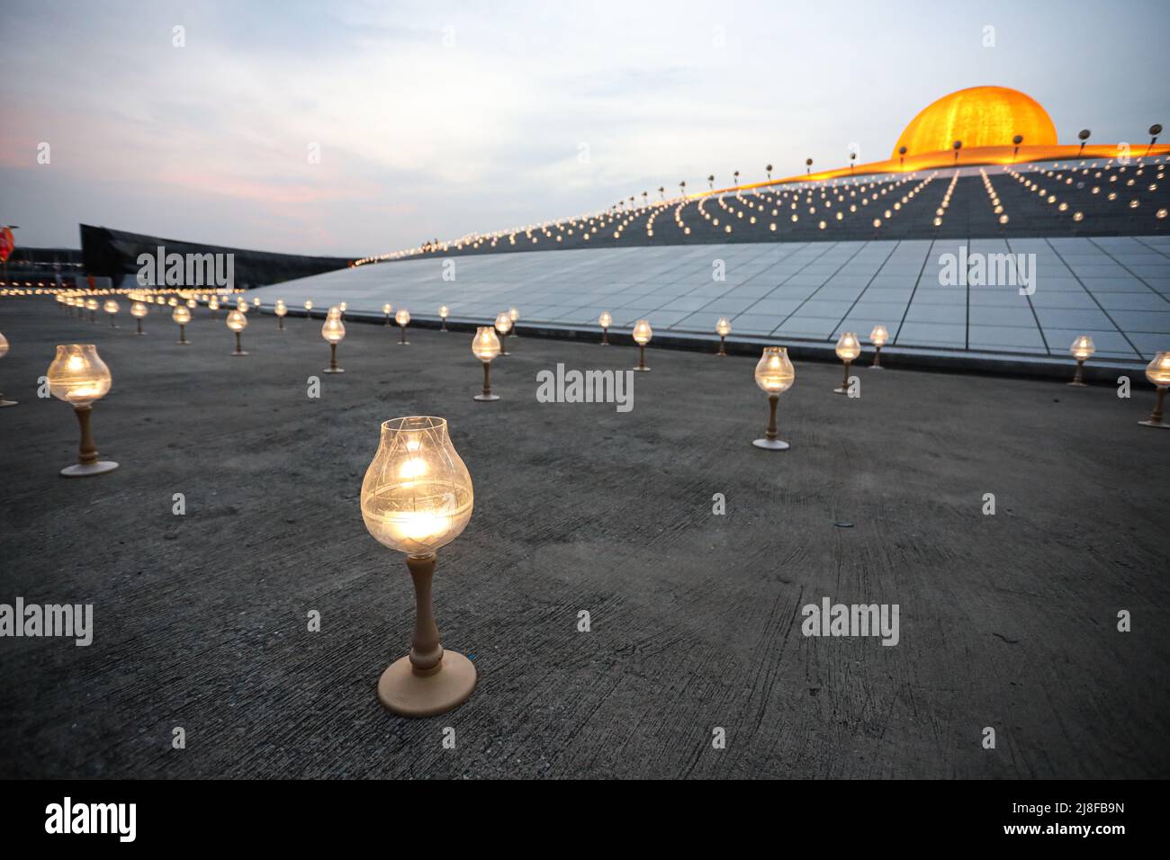 Pathum Thani, Tailandia. 15th maggio 2022. I monaci e i volontari accendono le candele a LED con un telecomando prima che il rituale del giorno di Vesak inizi la sera. (Credit Image: © Adirach Toumlamoon/Pacific Press via ZUMA Press Wire) Credit: ZUMA Press, Inc./Alamy Live News Foto Stock