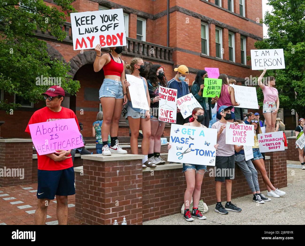 Bloomsburg, Stati Uniti. 15th maggio 2022. I manifestanti dei diritti di aborto tengono cartelli durante un raduno presso il tribunale della Columbia County. Circa 100 persone hanno partecipato al raduno organizzato in risposta a una bozza trapelata di una decisione della Corte Suprema che metterebbe fine alla protezione federale dei diritti di aborto negli Stati Uniti. Credit: SOPA Images Limited/Alamy Live News Foto Stock