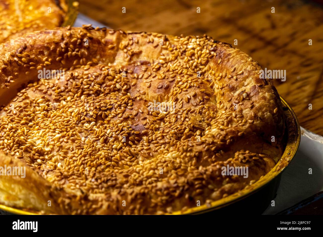 Pane rustico fatto a mano in modo artigianale in un mercato. Israele Foto Stock