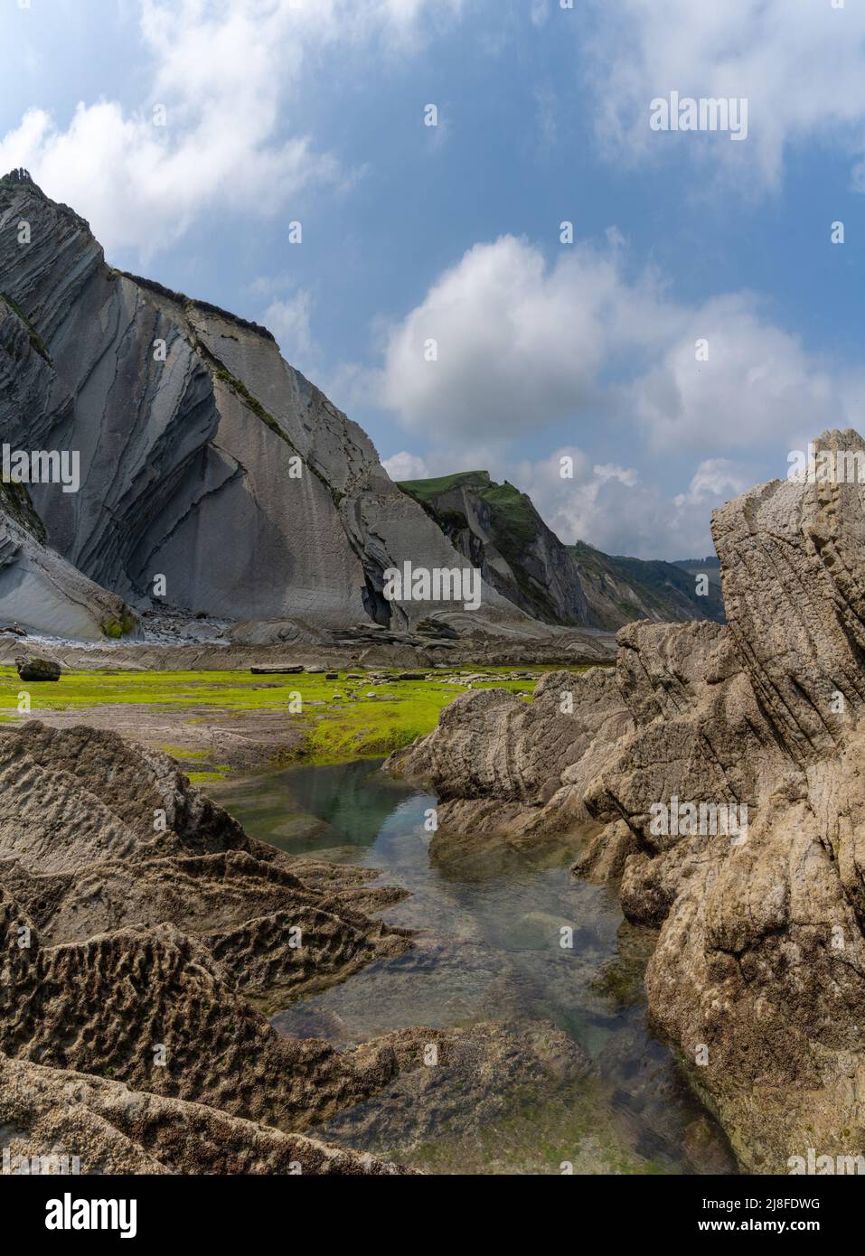 Una vista verticale delle formazioni rocciose di Flysch e delle scogliere con piscine di marea sulla costa dei Paesi Baschi vicino a Zumaia Foto Stock