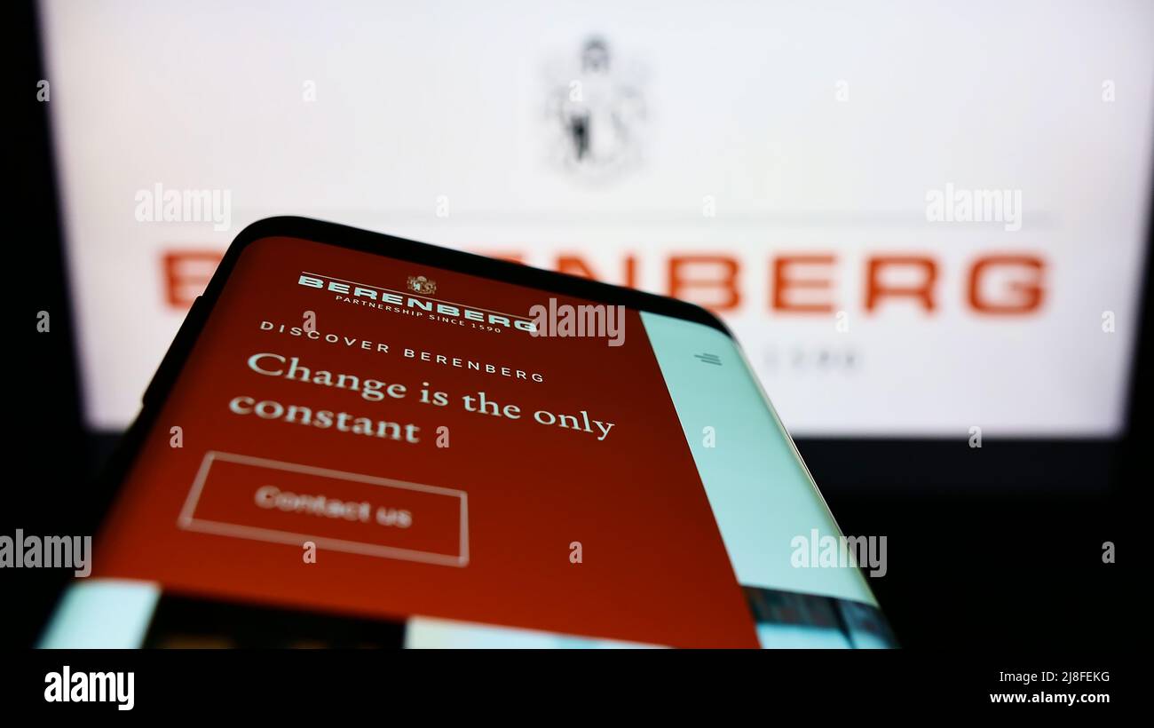 Telefono cellulare con sito web della banca tedesca Joh. Berenberg, Gossler Co. KG sullo schermo di fronte al logo aziendale. Mettere a fuoco sulla parte superiore sinistra del display del telefono. Foto Stock