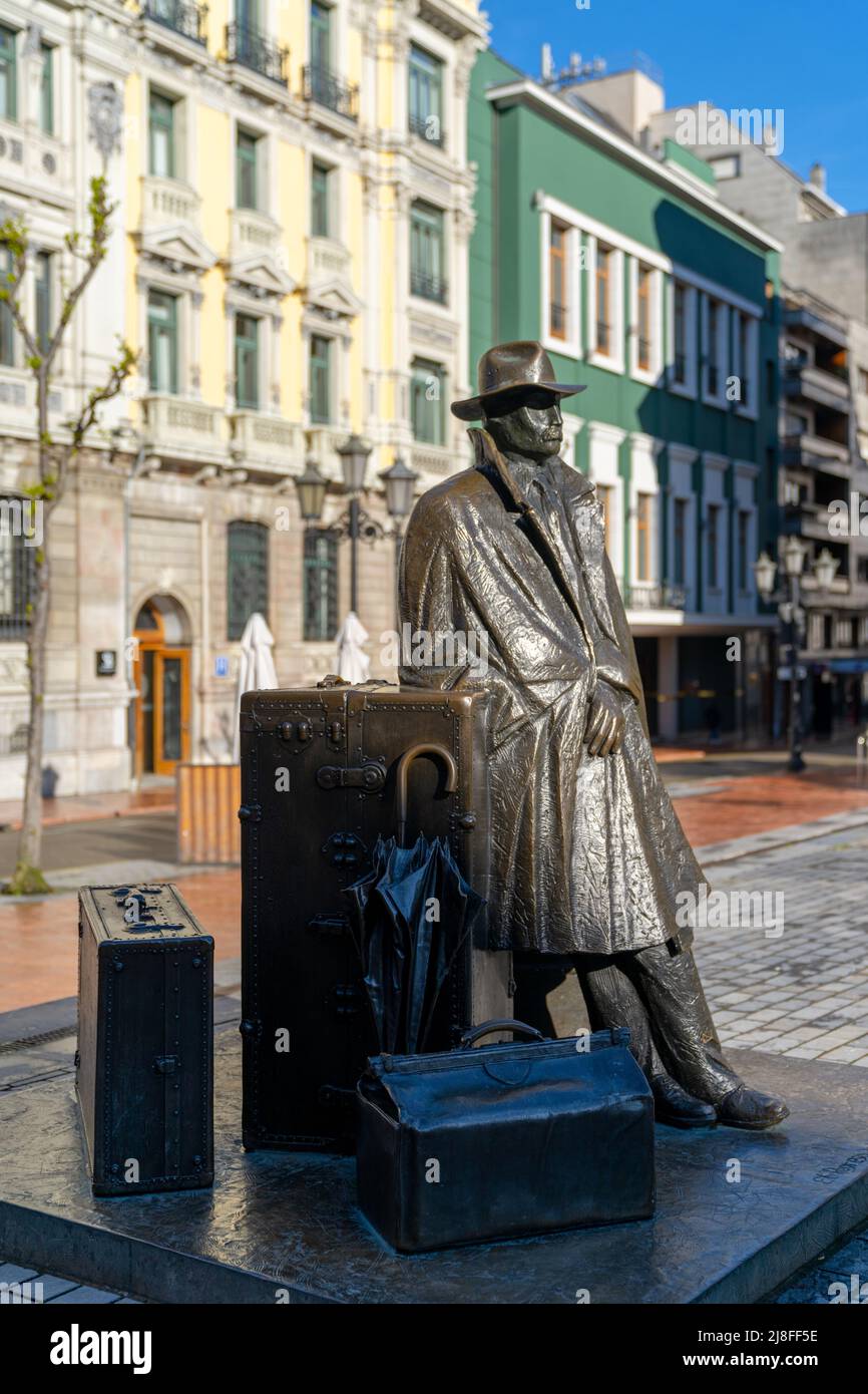 Oviedo, Spagna - 24 aprile 2022: Manche di uomo con valigie nel centro  storico di Oviedo Foto stock - Alamy