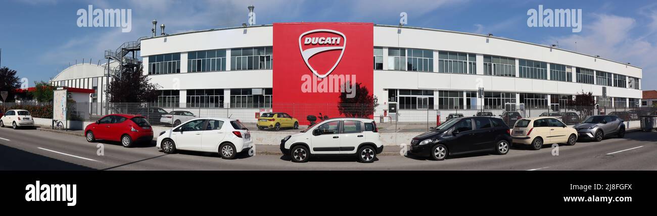 Bologna, Borgo Panigale - Italia - 5 maggio 2022: Vista panoramica della  sede della Ducati con grande logo sul muro. Ducati è una famosa moto  italiana Foto stock - Alamy