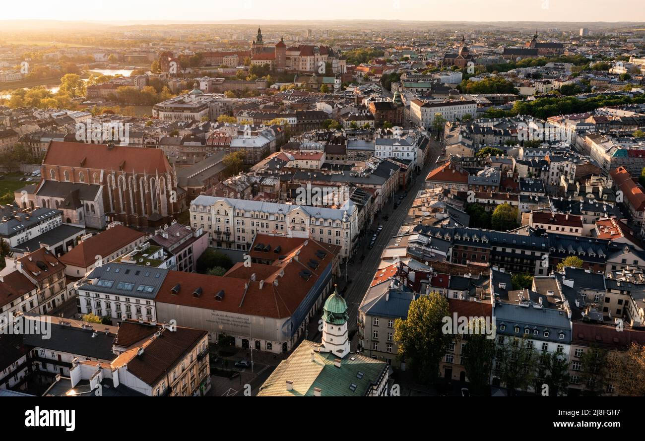 Cracovia, Polonia. 9th maggio 2022. (NOTA DEI REDATTORI: Immagine scattata con drone).veduta aerea del distretto di Kazimierz. (Credit Image: © Alex Bona/SOPA Images via ZUMA Press Wire) Foto Stock