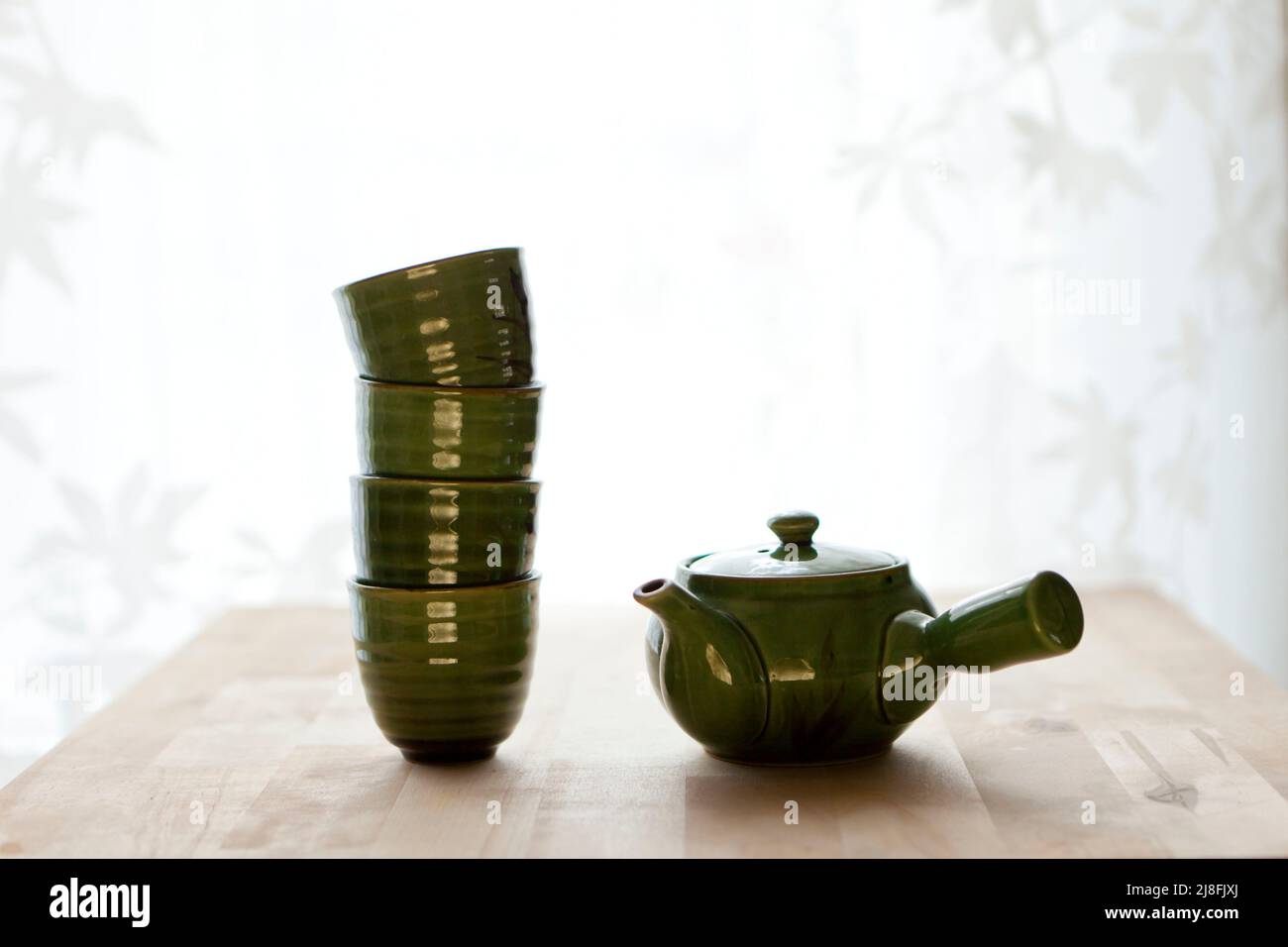tè cinese al tavolo. Studio elementi di tè verde o sfondo sano. tazze di tè verde giapponese Foto Stock
