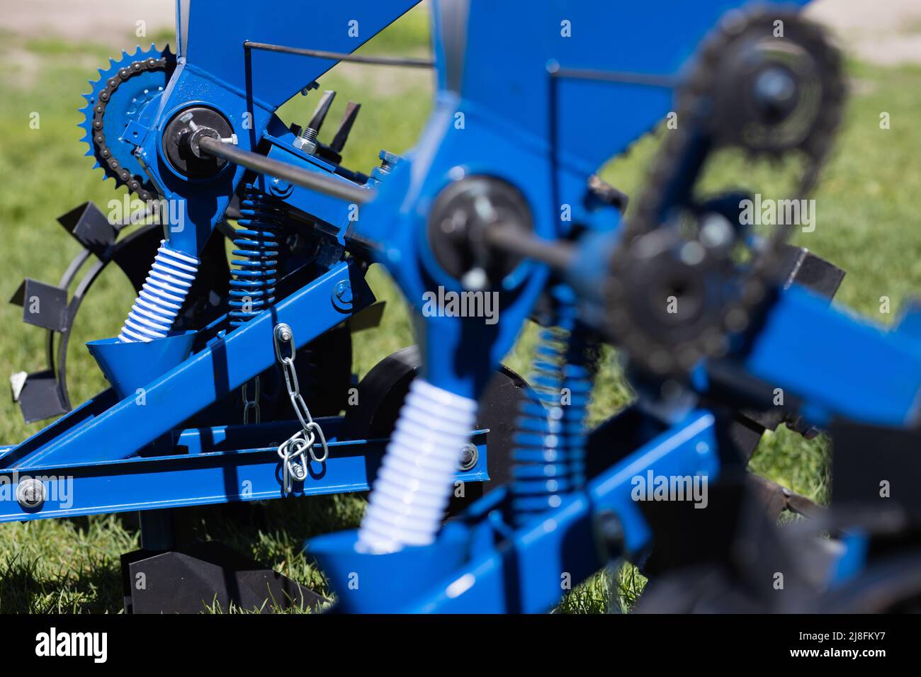 Primo piano dettagli di una seminatrice per l'agricoltura Foto Stock