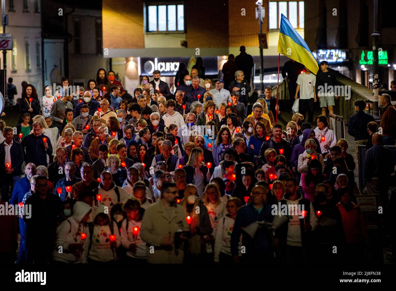 Rieti, Italia. 13th maggio 2022. Associazioni di volontariato, durante la marcia per la Pace in Ucraina per fermare la guerra tra Russia e Ucraina. (Credit Image: © Riccardo Fabi/Pacific Press via ZUMA Press Wire) Foto Stock