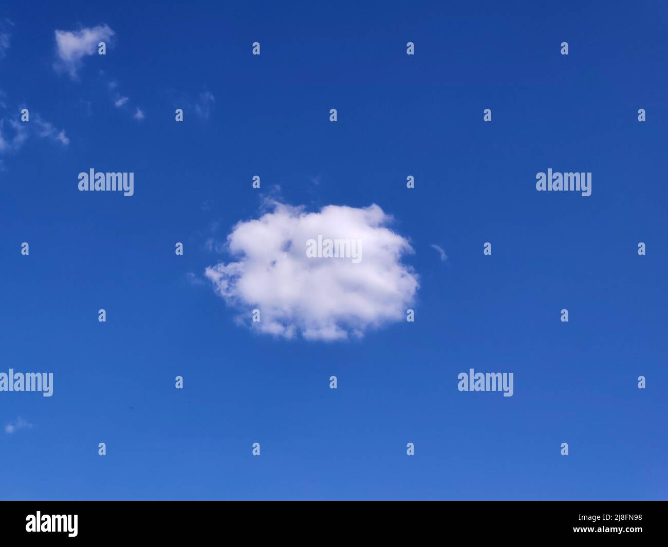 cielo blu con nuvole, clima estivo Foto Stock
