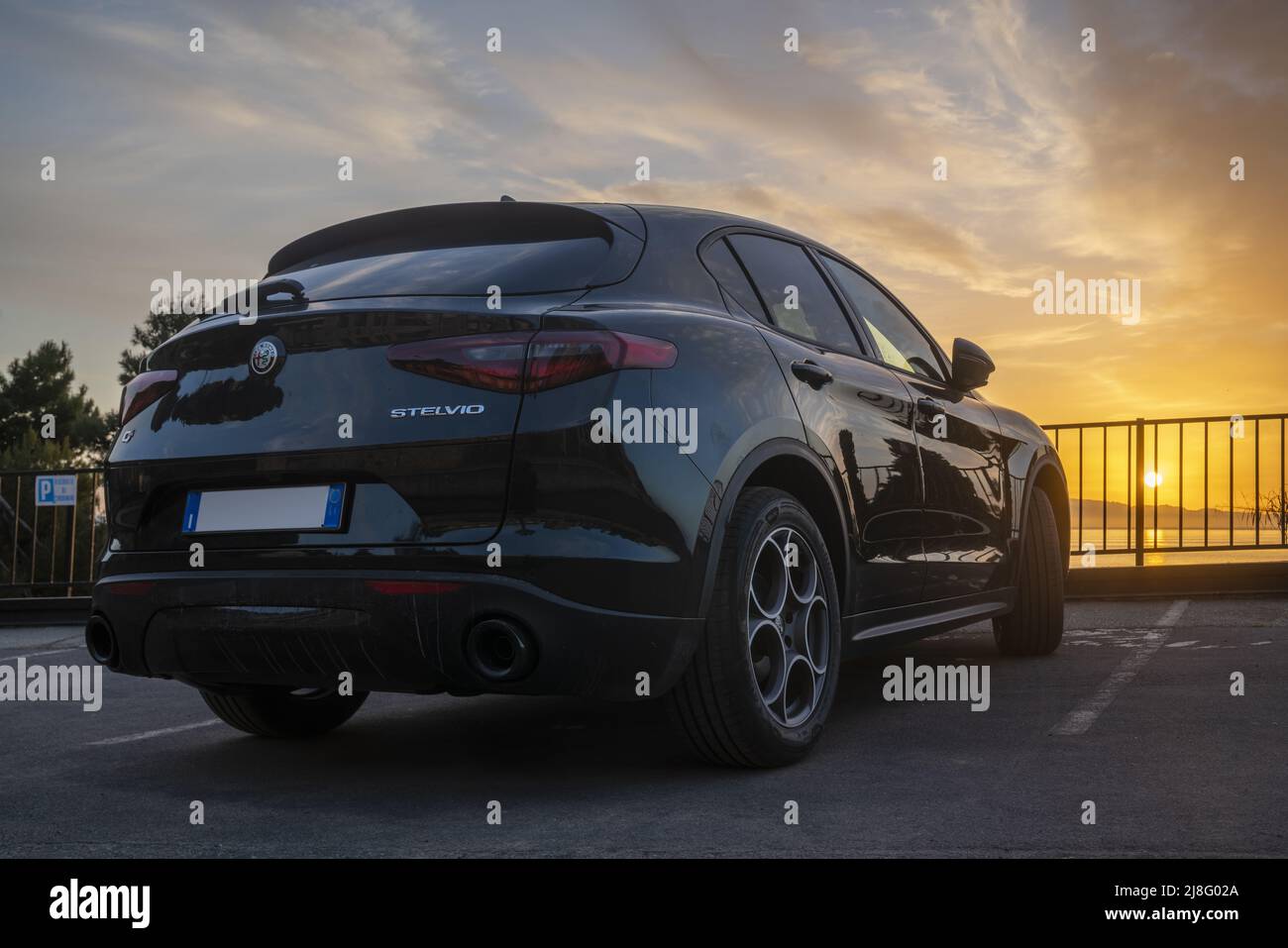 L'emozionante Alfa Romeo Stelvio Q4 al sorgere del sole Foto Stock