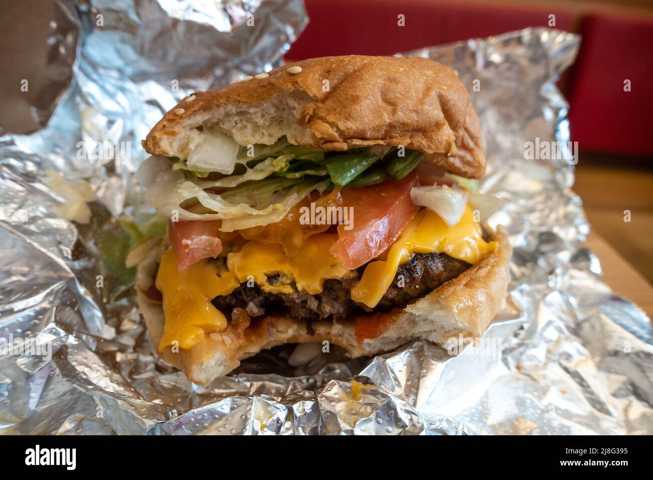 Un cheeseburger in un ristorante fast food con uno spuntino, Foto Stock