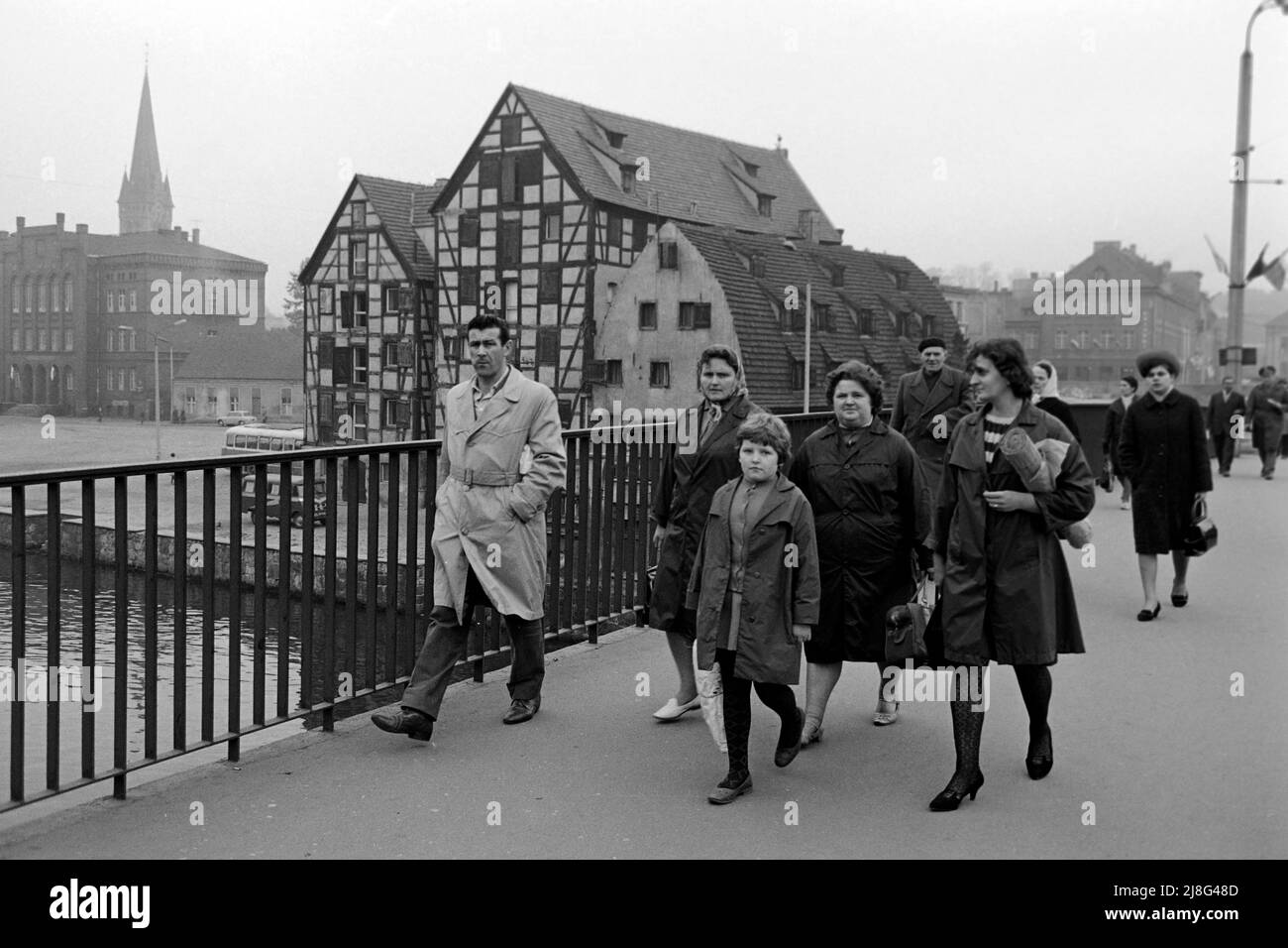 Fachwerkspeicher am Alten Hafen in Bromberg, Woiwodschaft Kujawien-Pommern, 1967. Granai a graticcio di Bydgoszcz vicino al Porto Vecchio, Voivodato Kuyaviano-Pomeriano, 1967. Foto Stock