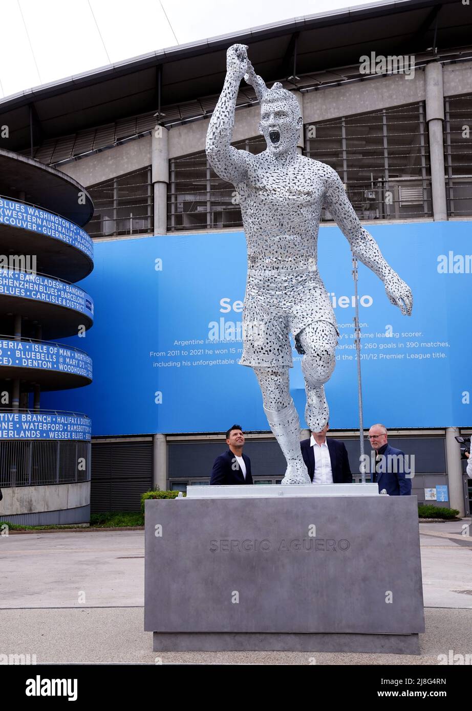 Una statua della leggenda del Manchester City Club, Sergio Aguero, disegnata dallo scultore Andy Scott fuori dall'Etihad Stadium di Manchester, per commemorare il decimo anniversario del primo titolo della Premier League del Club e l'iconico momento '93:20'. Data foto: Venerdì 13 maggio 2022. Foto Stock