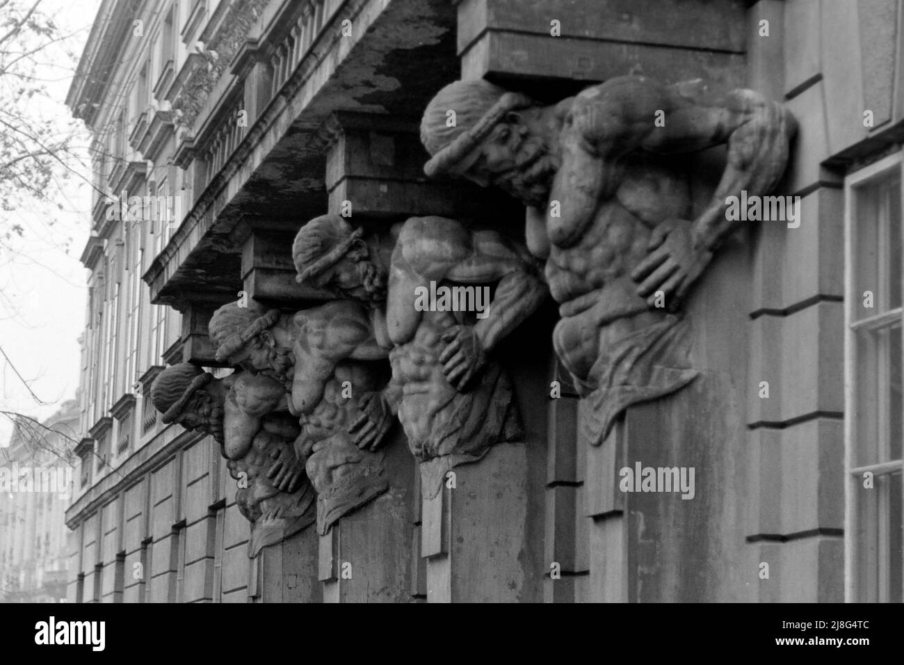 Die Atlanten am Tyszkiewicz-Palast in Warschau, Woiwodschaft Masowien, 1967. Atlanti al Palazzo Tyszkiewicz di Varsavia, Vovoideship Masowia, 1967. Foto Stock