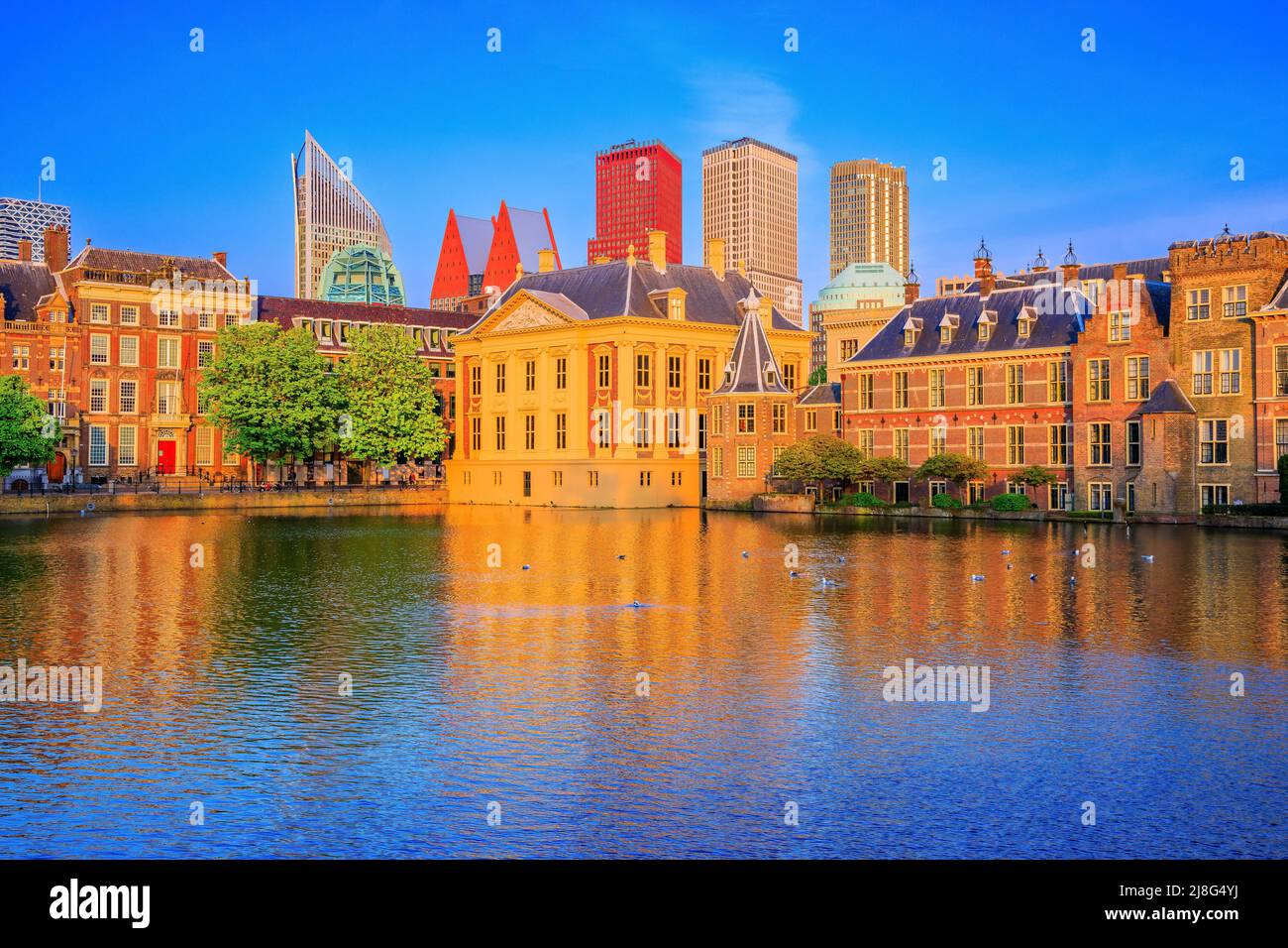 L'Aia, Paesi Bassi. Skyline del centro e edifici del Parlamento al tramonto. Foto Stock