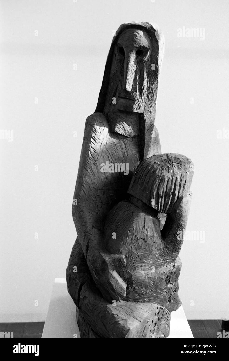 Holzplastik Frau und Kind im Wilanow-Museum a Warschau, Woiwodschaft Masowien, 1967. Scultura in legno di una donna e di un bambino al Wilanow Musuem di Varsavia, Vovoideship Masowia, 1967. Foto Stock