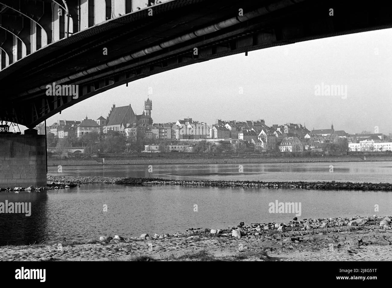 Blick auf die Warschauer Altstadt von der Ostbank, Bezirk Praga, aus, Woiwodschaft Masowien, 1967. Vista della città vecchia di Varsavia vista dalla riva orientale, Praga Borough, Vovoideship Masowia, 1967. Foto Stock