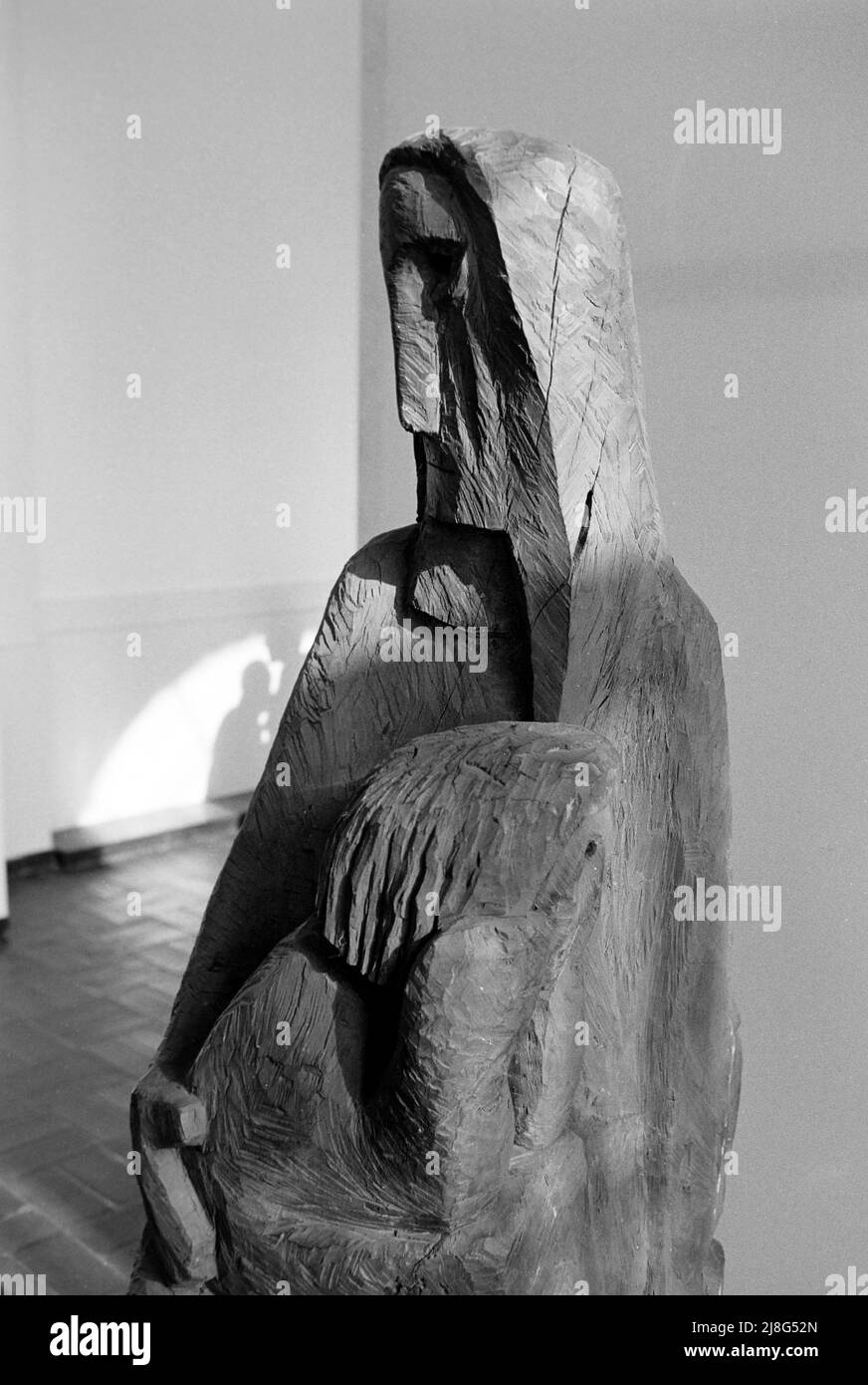 Holzplastik Frau und Kind im Wilanow-Museum a Warschau, Woiwodschaft Masowien, 1967. Scultura in legno di una donna e di un bambino al Wilanow Musuem di Varsavia, Vovoideship Masowia, 1967. Foto Stock