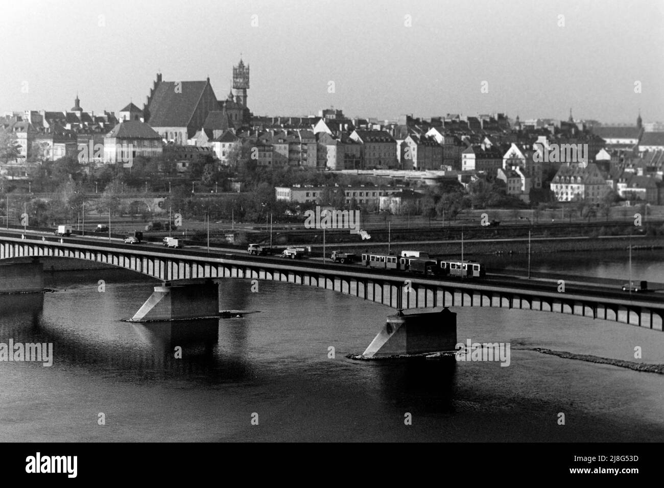 Blick auf die Warschauer Altstadt von der Ostbank, Bezirk Praga, aus, Woiwodschaft Masowien, 1967. Vista della città vecchia di Varsavia vista dalla riva orientale, Praga Borough, Vovoideship Masowia, 1967. Foto Stock