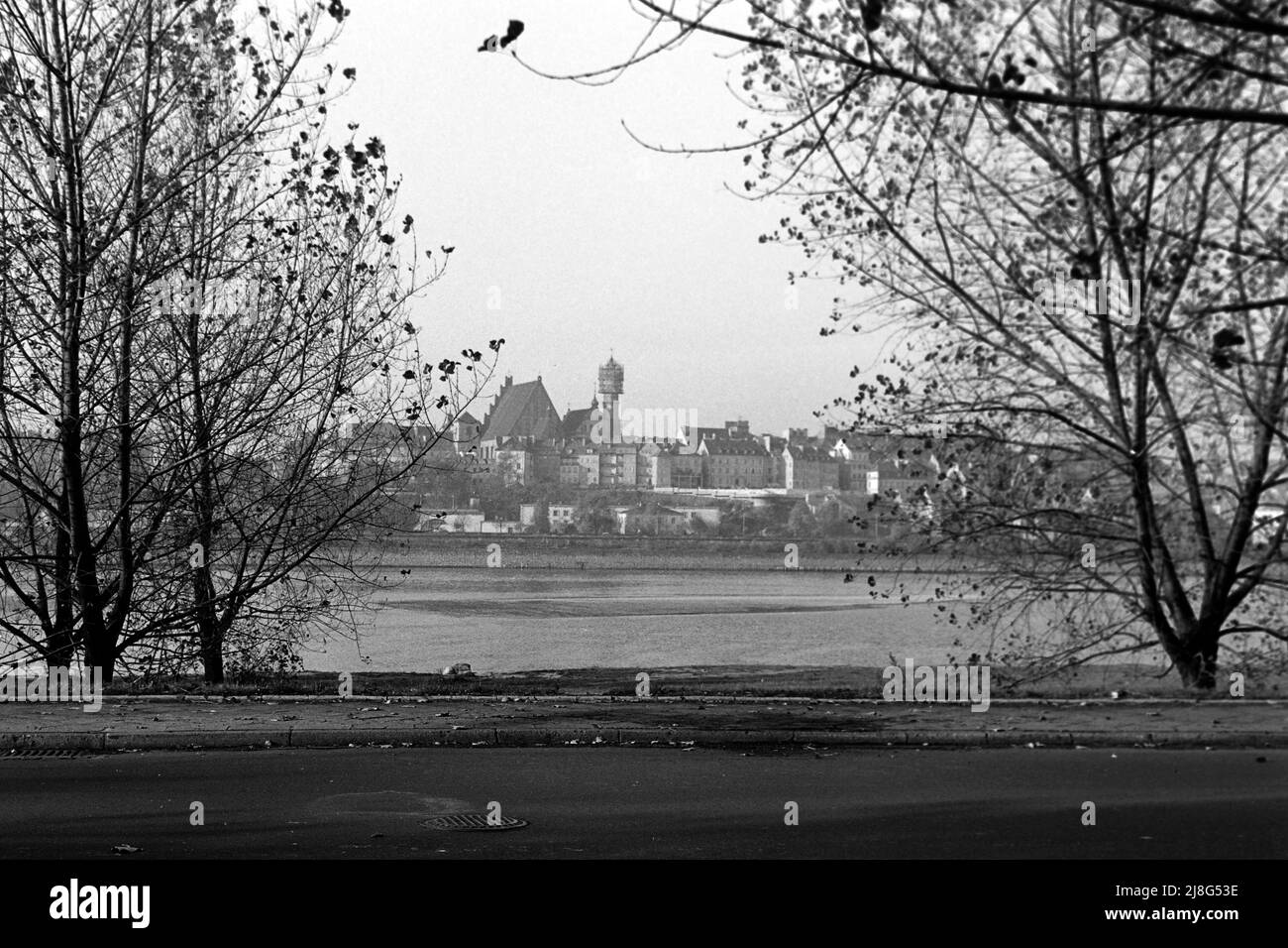 Blick auf die Warschauer Altstadt von der Ostbank, Bezirk Praga, aus, Woiwodschaft Masowien, 1967. Vista della città vecchia di Varsavia vista dalla riva orientale, Praga Borough, Vovoideship Masowia, 1967. Foto Stock