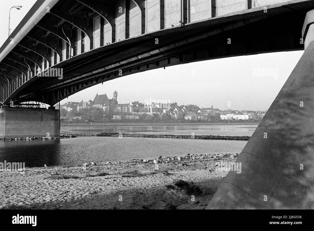 Blick auf die Warschauer Altstadt von der Ostbank, Bezirk Praga, aus, Woiwodschaft Masowien, 1967. Vista della città vecchia di Varsavia vista dalla riva orientale, Praga Borough, Vovoideship Masowia, 1967. Foto Stock