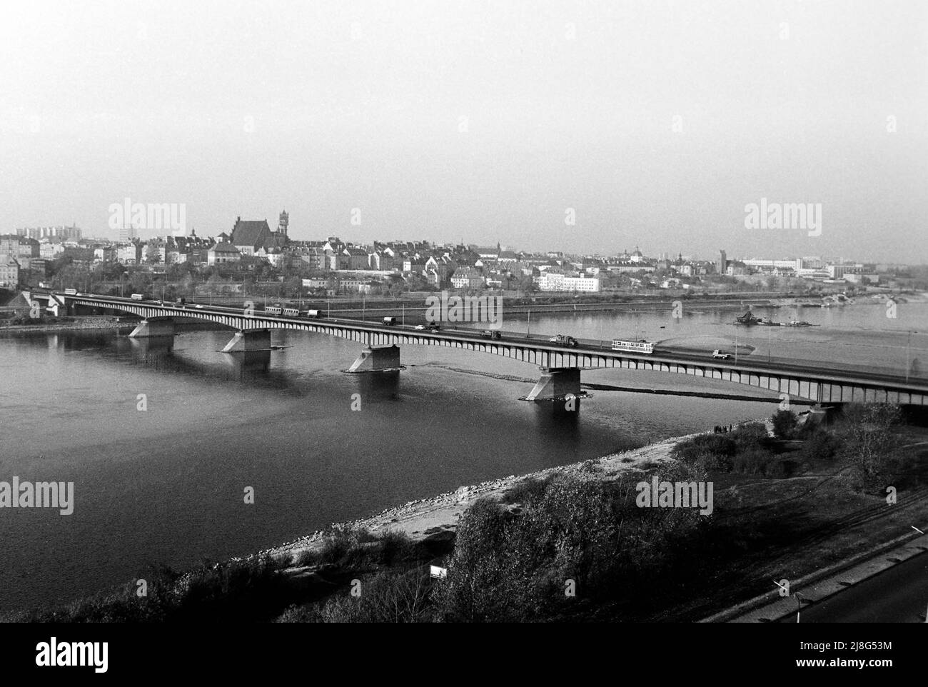 Blick auf die Warschauer Altstadt von der Ostbank, Bezirk Praga, aus, Woiwodschaft Masowien, 1967. Vista della città vecchia di Varsavia vista dalla riva orientale, Praga Borough, Vovoideship Masowia, 1967. Foto Stock